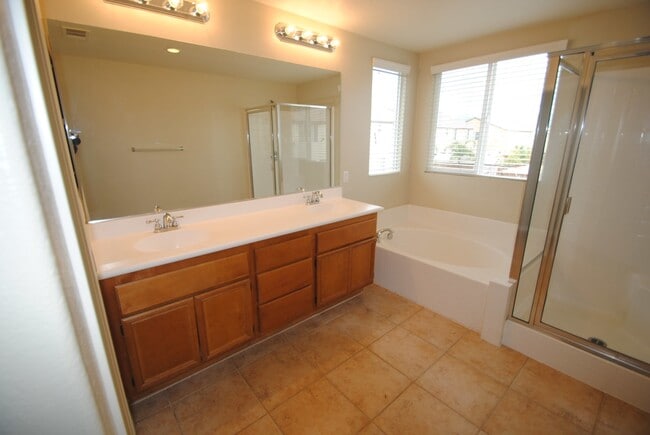 Building Photo - 27182 Delphinium Ave