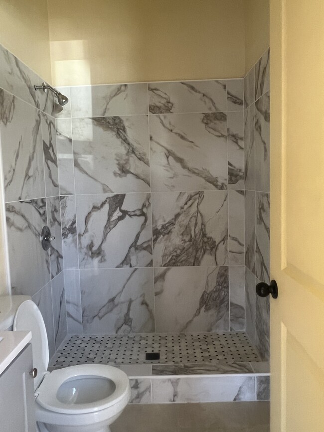 Shower - 1619 Primavera Ln