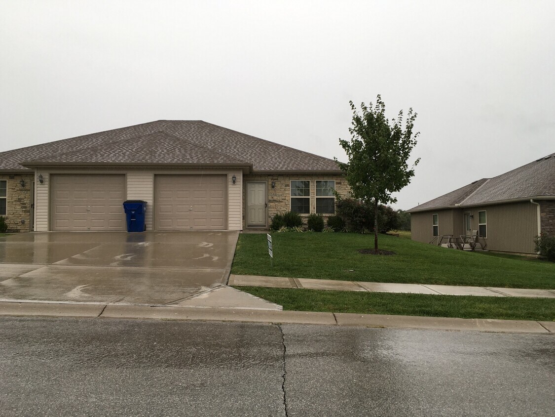 Foto principal - 3 Bed 2 Bath Duplex in Lee's Summit