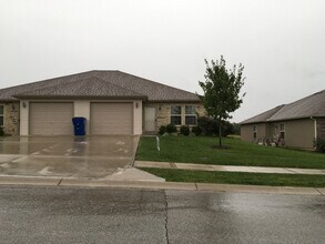 Building Photo - 146 SW Rock Garden Ln