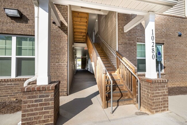 Foto del edificio - BEAUTIFUL 3BD 2.5 BTH Apartment home RAINTREE - Ballantyne Commons Pkwy - MOVE IN SPECIAL