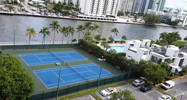 Building Photo - 1000 Parkview Dr