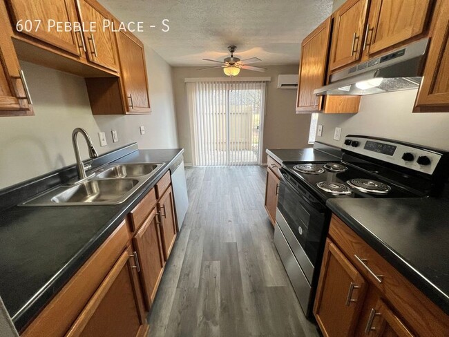 Building Photo - 607 Pebble Pl Dr