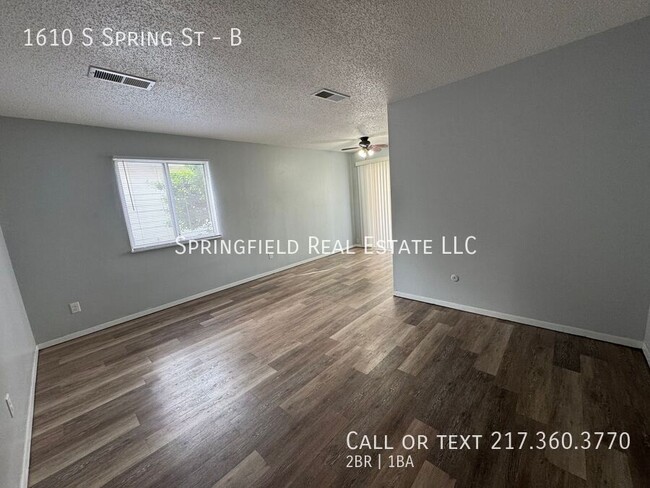 Building Photo - A Breath of Fresh Air: 2 Bed/1 Bath Main F...