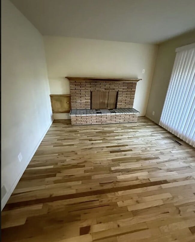 Building Photo - Bench Location Just Minutes to Downtown and BSU!