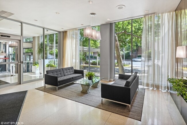 Foto del edificio - 1255 N Sandburg Terrace