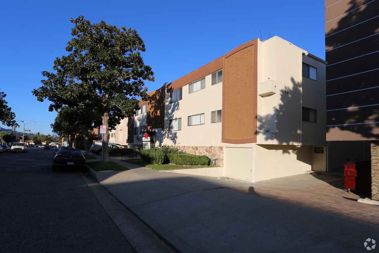 Building Photo - 445 W Dryden St