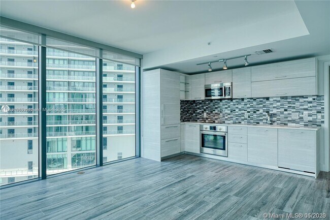 Foto del edificio - 650 NE 32nd St