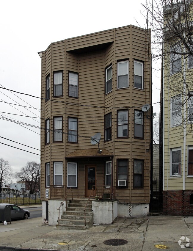 Primary Photo - 168 Highland Ave