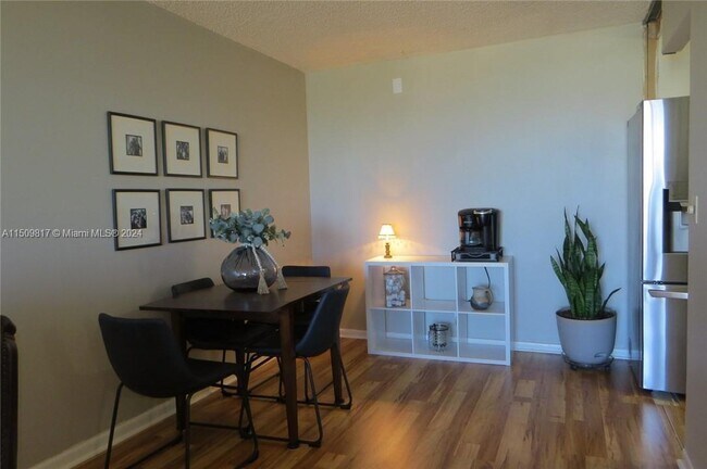 Foto del edificio - 1009 N Ocean Blvd