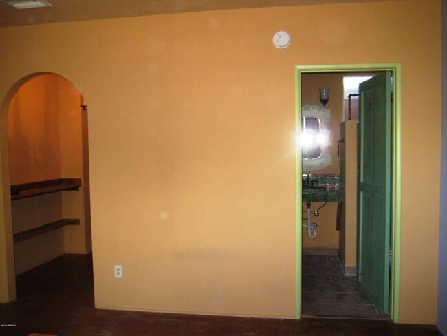 Building Photo - 1 Bedroom  1Bathroom