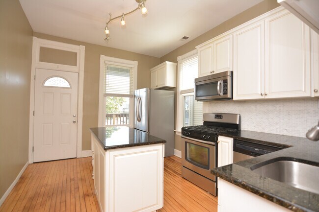 Foto del edificio - 1635 N Maplewood Ave