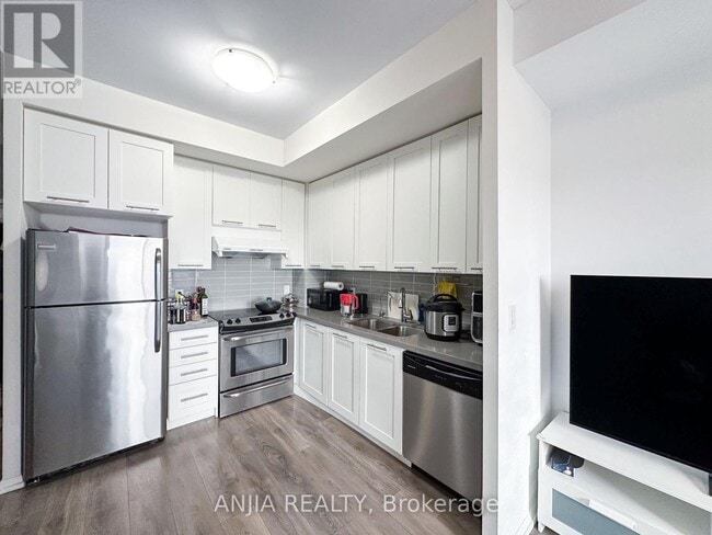 Building Photo - 540-540 Bur Oak Ave