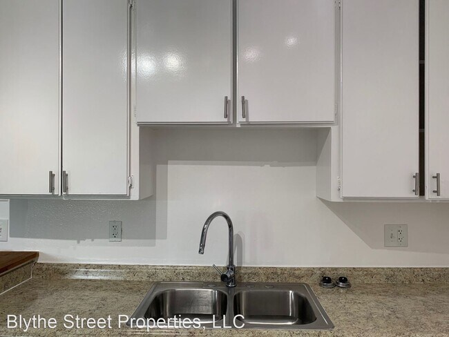 Building Photo - 16565 Vanowen St