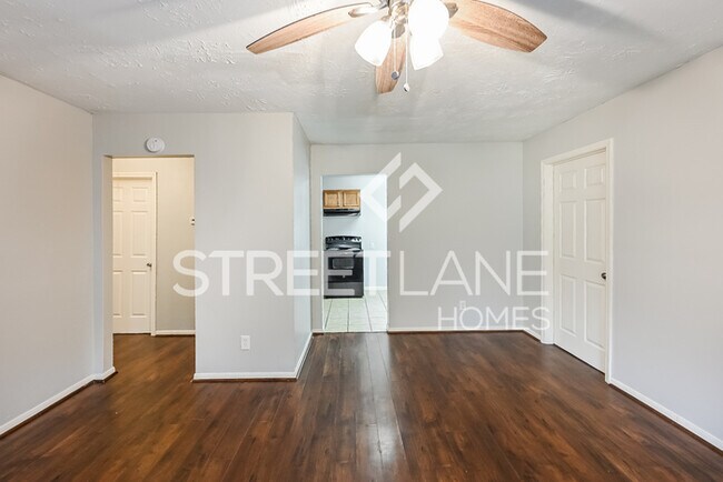 Building Photo - Charming Three Bedroom, One Bath in Housto...