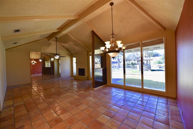 Building Photo - 112 Hackberry Ln