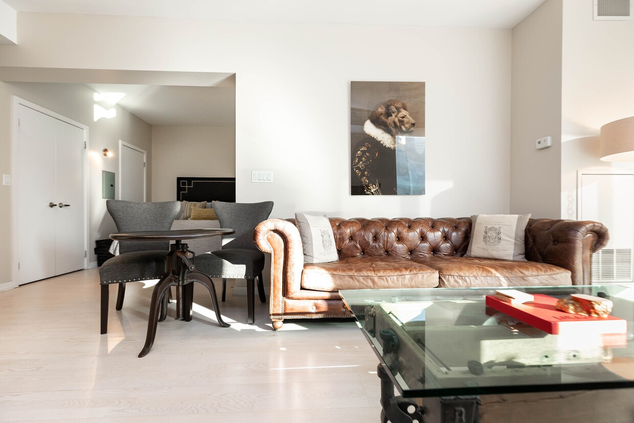 Primary Photo - 33 Lombard St