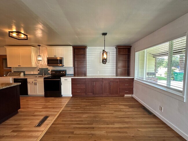 Building Photo - Charming 3-bedroom Idlewild Home