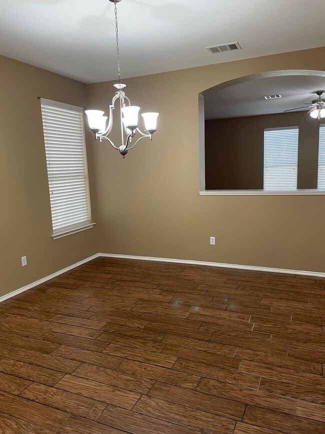 Building Photo - Available Now! Spacious & Well-Maintained ...