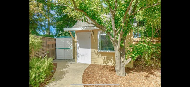 Building Photo - 1118 Maple Ln