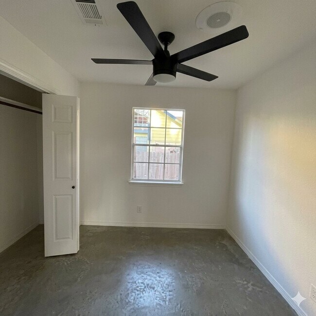 Foto del edificio - 2100 Rosemary Ln