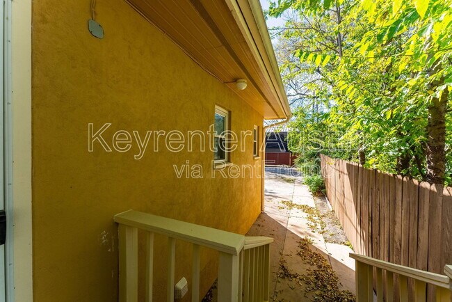 Foto del edificio - 1209 E 3rd St