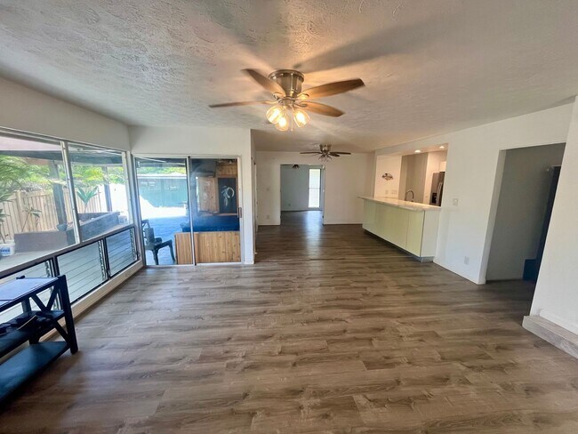 Foto del edificio - Modern Coastal Oasis: 1 Bedroom, 1 Bath All-Inclusive Retreat in Hawaii Kai