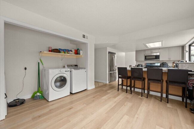 Foto del edificio - Spacious lot with no back house!