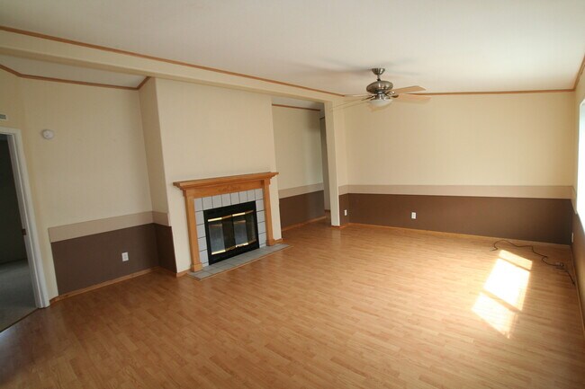 Foto del edificio - 3 bed 2 bath home with fireplace