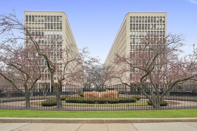 Building Photo - 1450 E 55th Pl