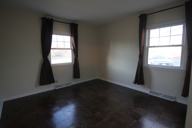 Building Photo - 853 Thackeray Trl