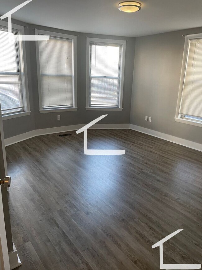 Foto del edificio - Renovated no fee 4 bedroom