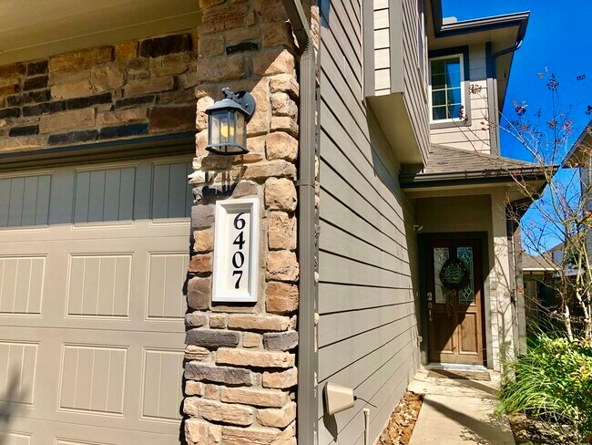 Stone elevación y Garaje adjunto para 2 autos - 6407 Calgary Woods Ln