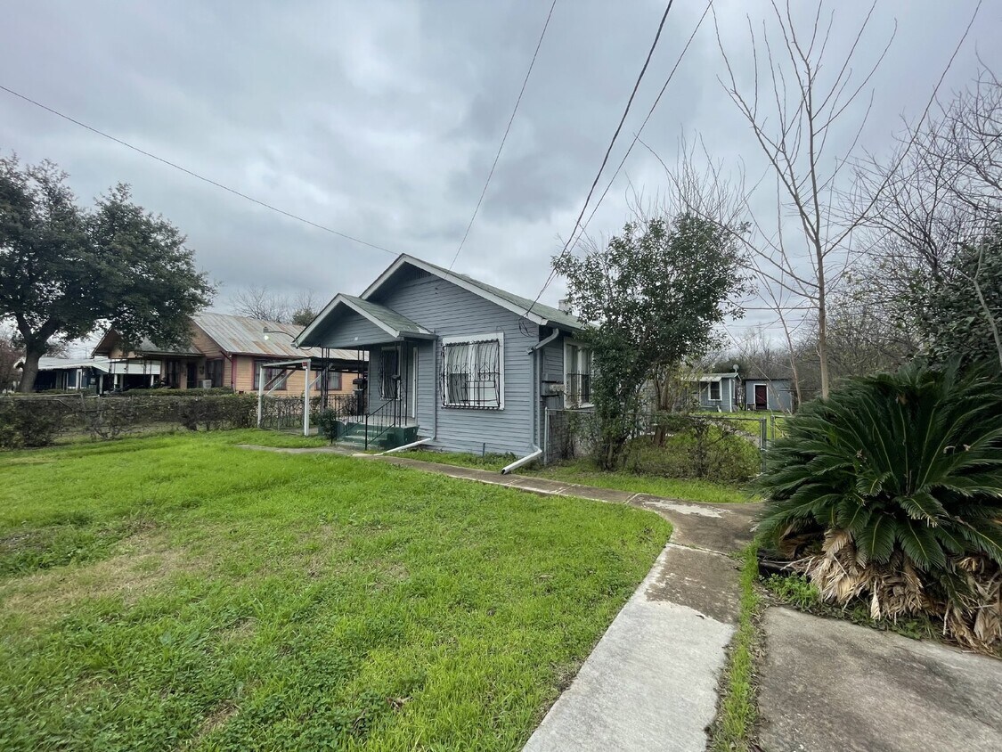 Primary Photo - Cozy and Quaint 3 bedroom/1.5 bathroom home