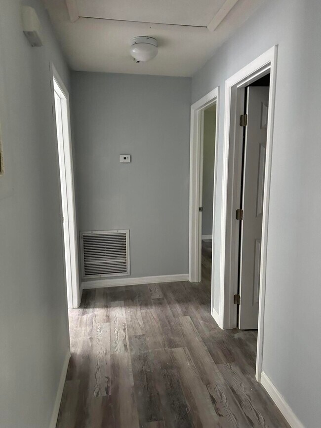 Building Photo - 5006 Sanibel Ave