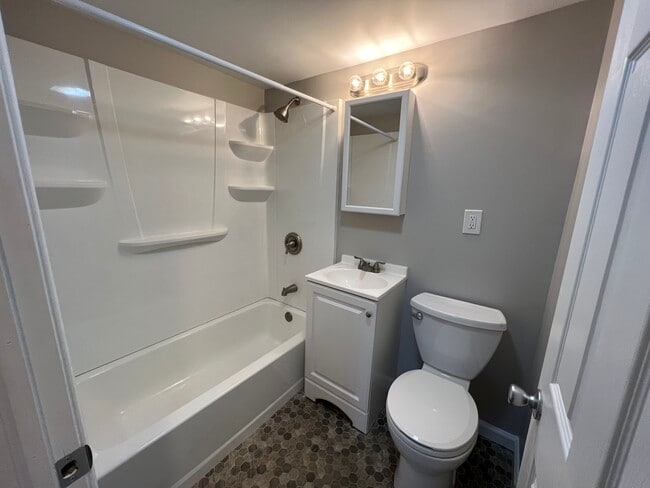 Baño - West Chester Apartments