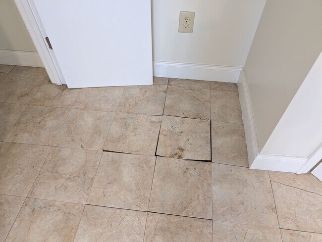 Building Photo - eks4821