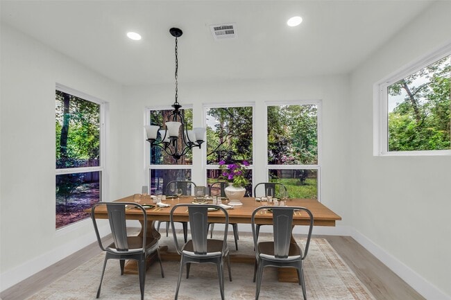 Building Photo - 1602 Pine Oak Dr