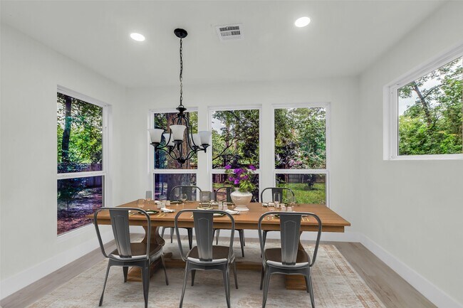 Foto del edificio - 1602 Pine Oak Dr