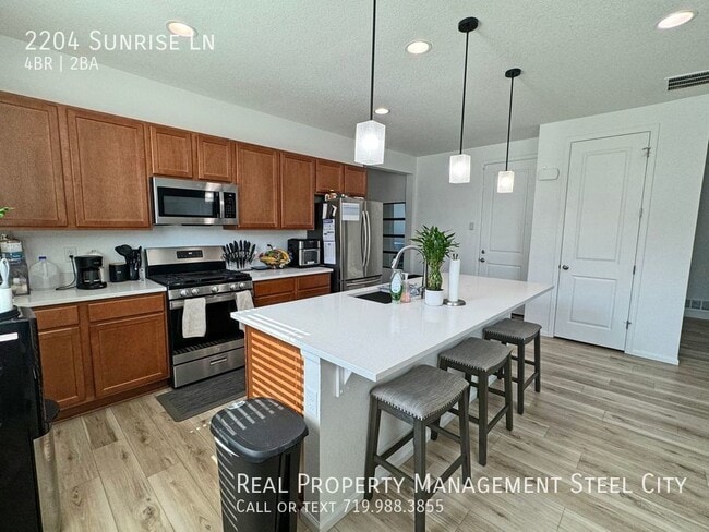 Building Photo - Stunning 4 Bed 2 Bath Home located on the ...