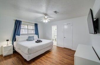 Building Photo - 5542 Holly St