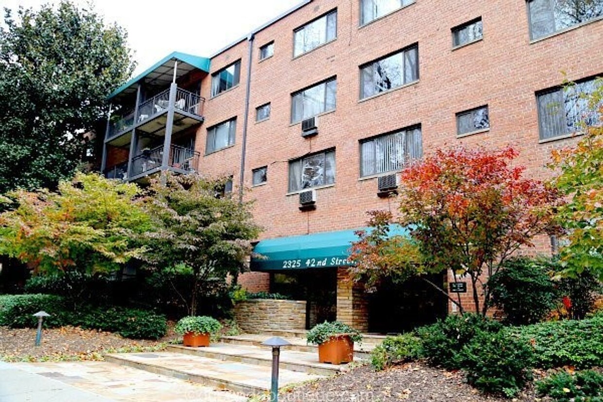 Foto principal - Glover Park Top floor unit with loads of s...