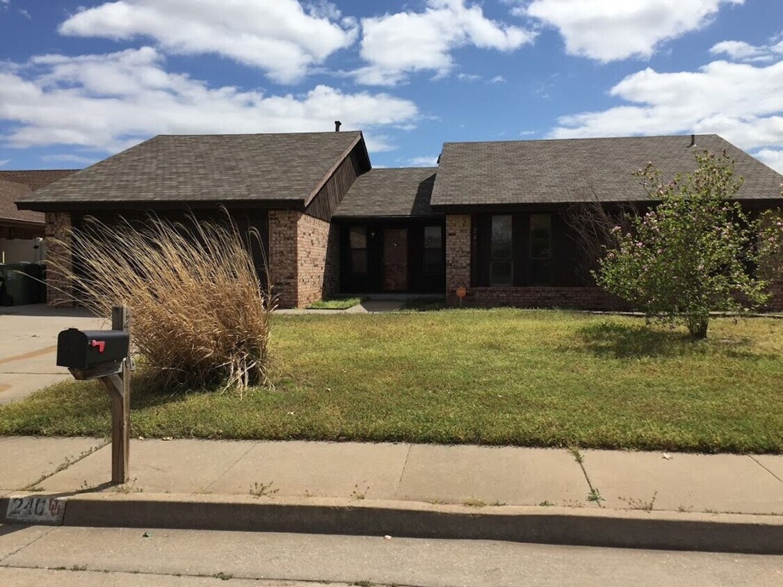 Photo - Full Sized Yukon Home: 240 East Platt Drive
