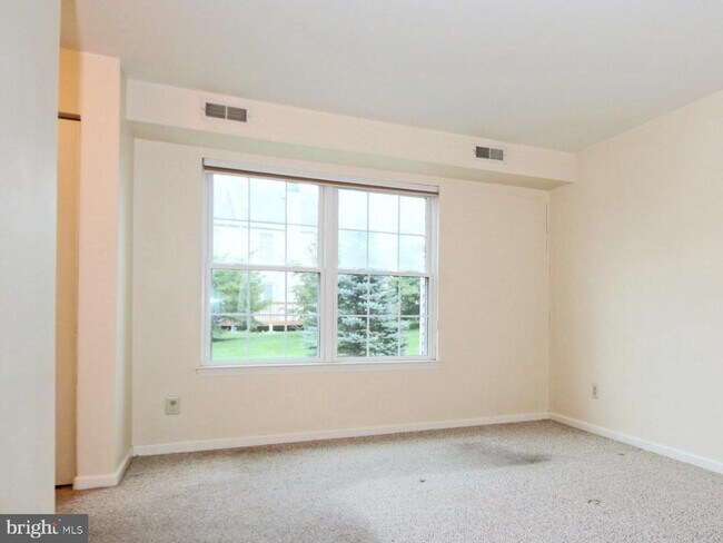Building Photo - 563 Astor Square