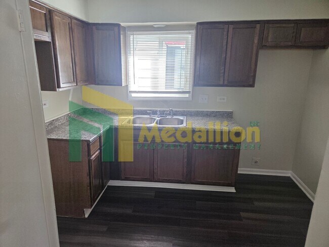 Foto del edificio - Updated 4-Bedroom Home with Finished Basement and Fenced Yard