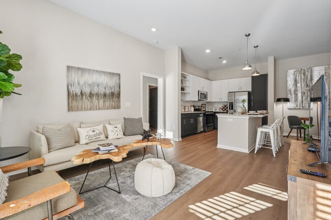 Cocina y sala de estar con suelo de superficie dura. - Avalon at Palisades