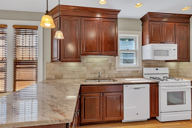 Encimeras de granito - 1015 18th Ave SE