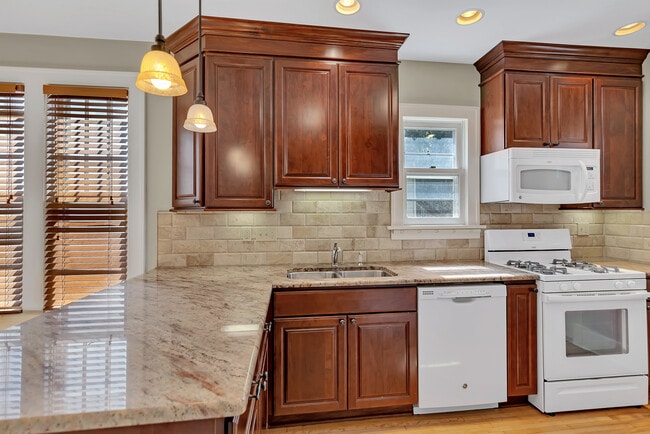 Granite Countertops - 1015 18th Ave SE