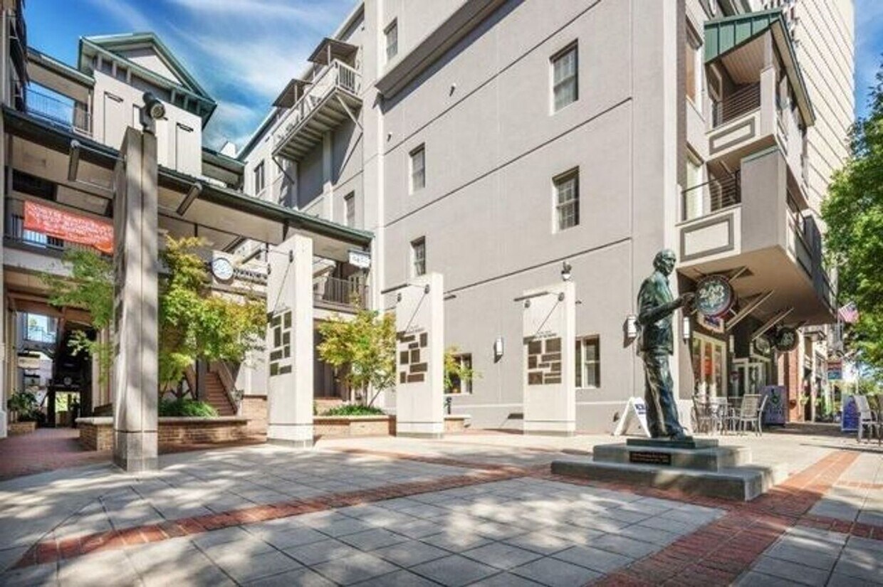 Primary Photo - Incredible Main Street apartment!