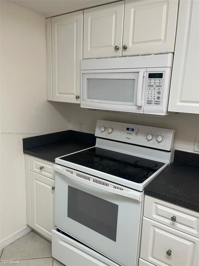Building Photo - 1 br, 1 bath Condo - 9640 NW 2nd St